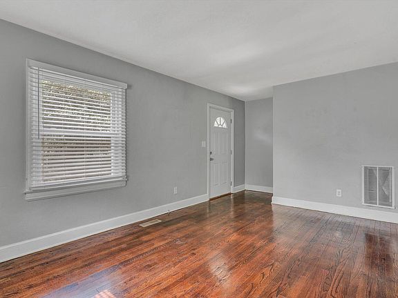3rd image of 2640 Lansing Dr SW