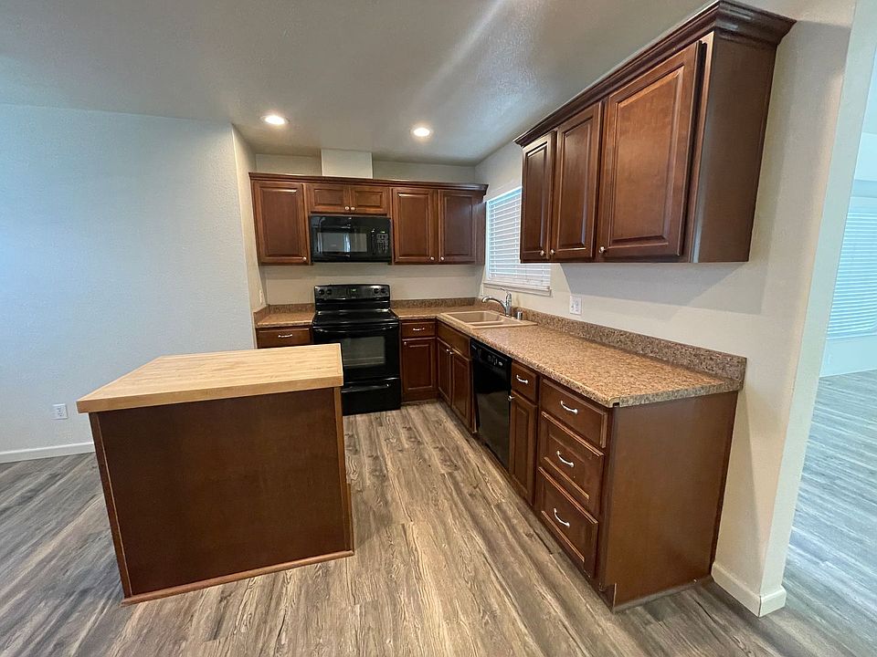 2nd image of 1139 Magnolia St