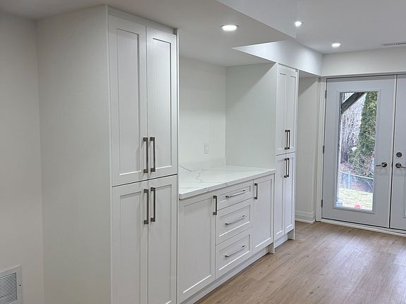 3rd image of 2271 Whitewood Cres