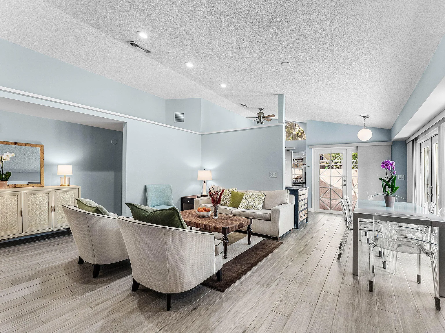 3 bed, 2.0 bath, 1374 sqft, $7,000 — Photo 3