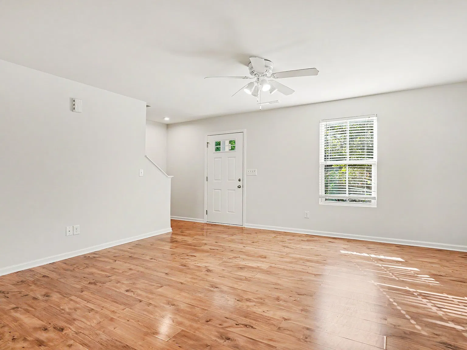 3 bed, 1.5 bath, 1327 sqft, $2,000 — Photo 2
