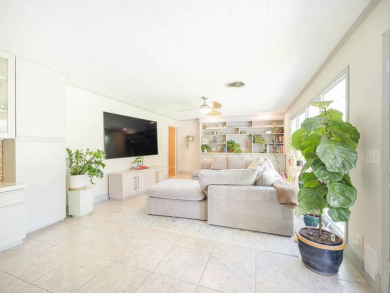 1835 Hillview Dr — Photo 14