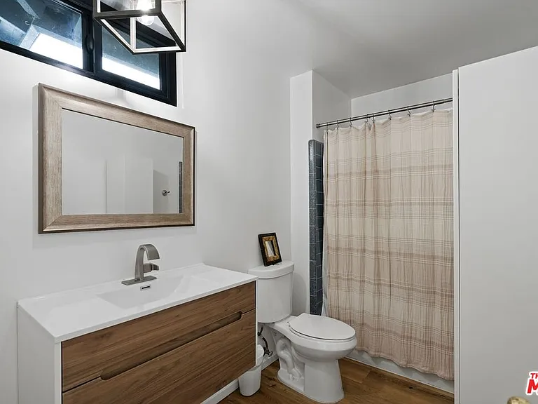 6558 Lasaine Ave — Photo 35