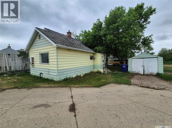 930 1st Ave NW, Weyburn, SK S4H 1P6
