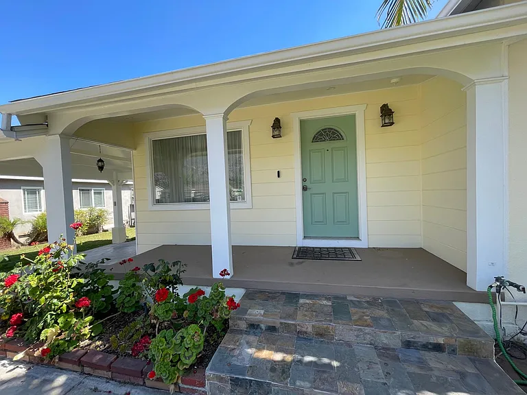 2820 Paloma St — Photo 2