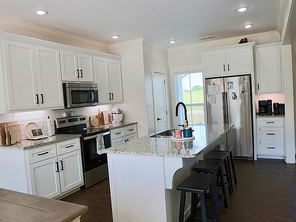 4th image of 110 Skyview Cir