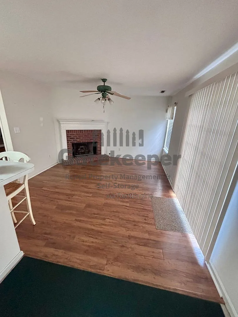 3 bed, 2.5 bath, 1457 sqft, $2,095 — Photo 2