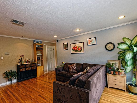 4th image of 684 Cree Dr