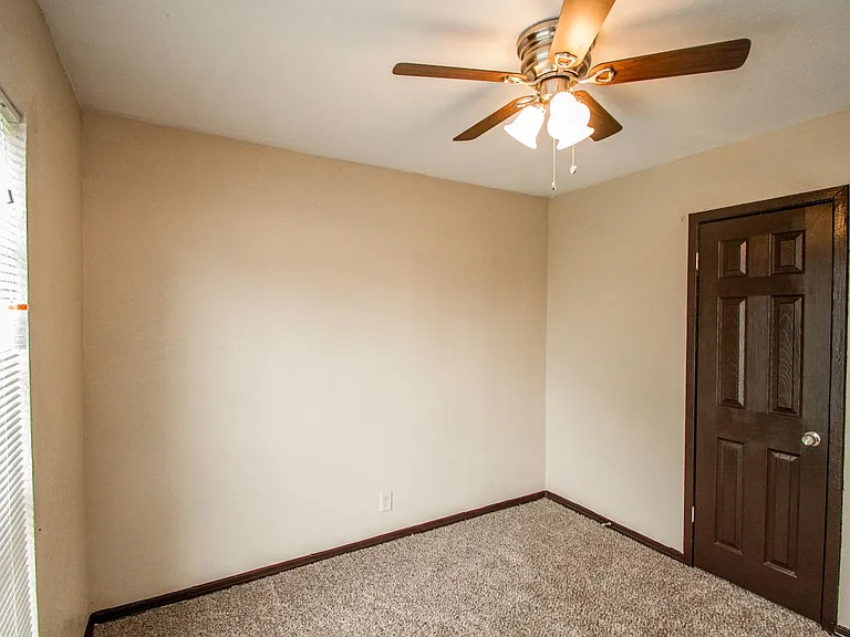 511 Jamaica Dr — Photo 1