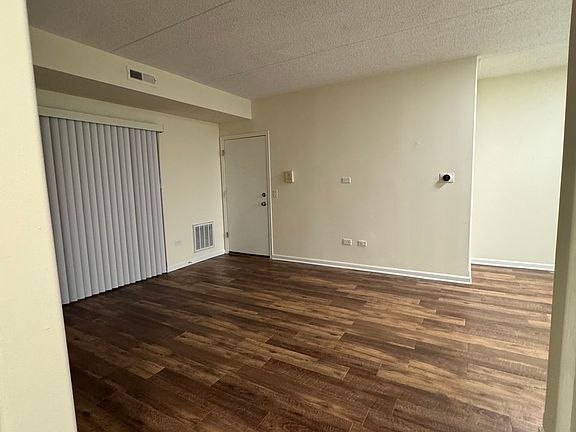 4th image of 5049 N Northwest Hwy #401
