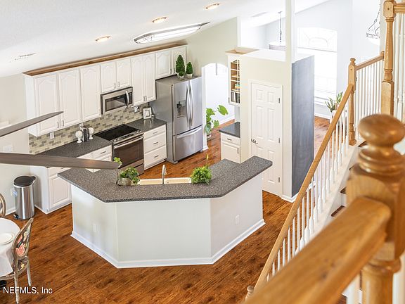 2nd image of 203 SILVER GLEN Avenue