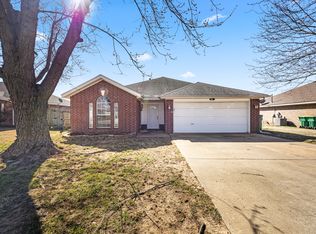 851 Honeysuckle Dr, Centerton, AR 72719