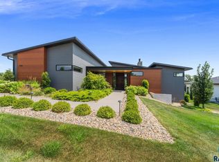 1608 S Scarlet Oak Pl, Sioux Falls, SD 57110