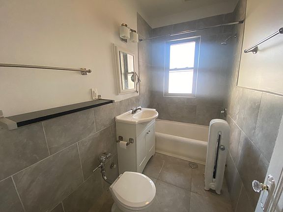 5th image of 905 W Carmen Ave #3B