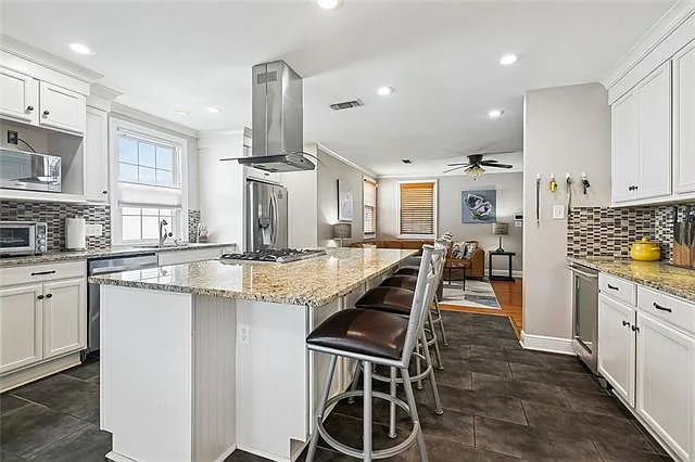 2703 Varden Ave — Photo 4