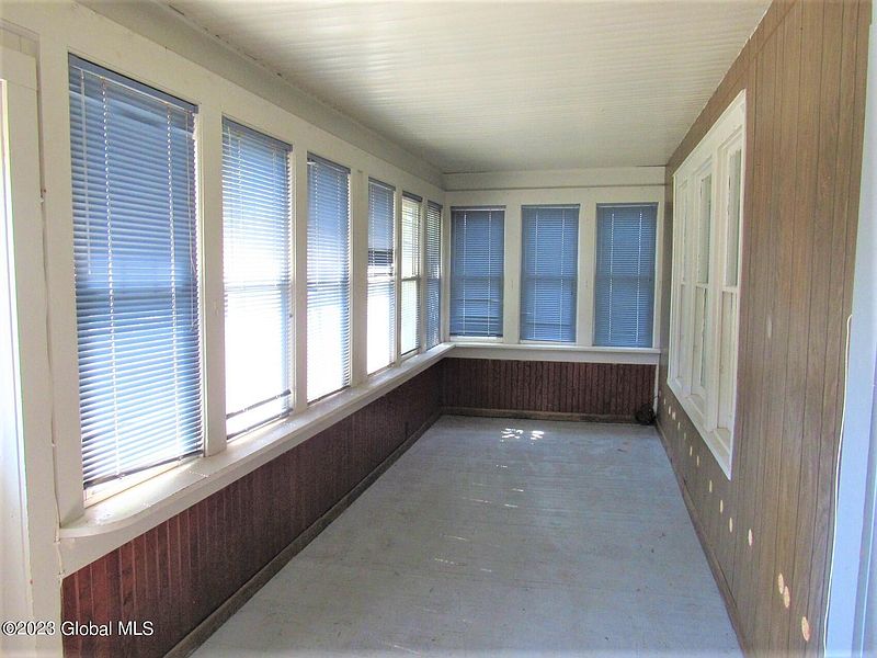 5th image of 213 Stanford Ave Avenue