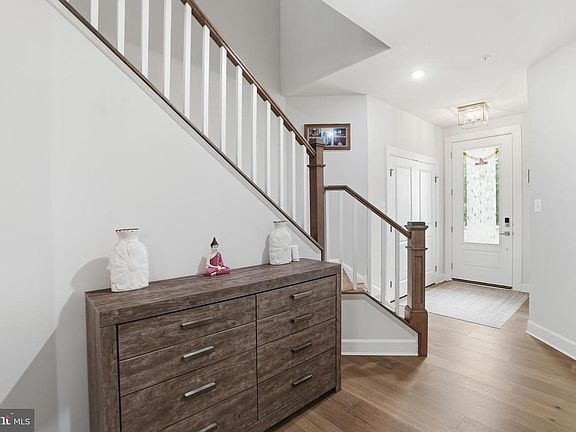 4th image of 411 W Ponds Edge Dr