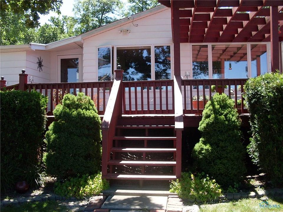 1st image of 325 Edgewater Dr