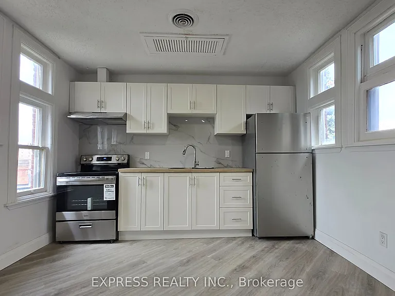 252 James St S #301 — Photo 4