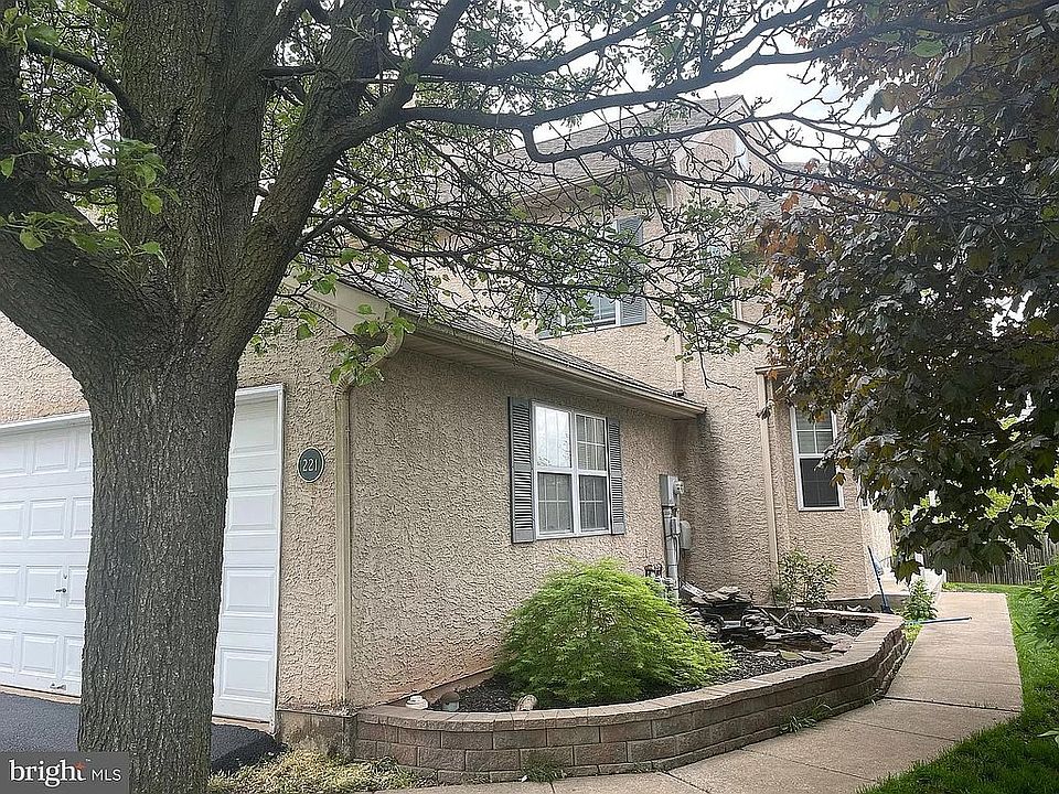 1st image of 221 Parkview Dr