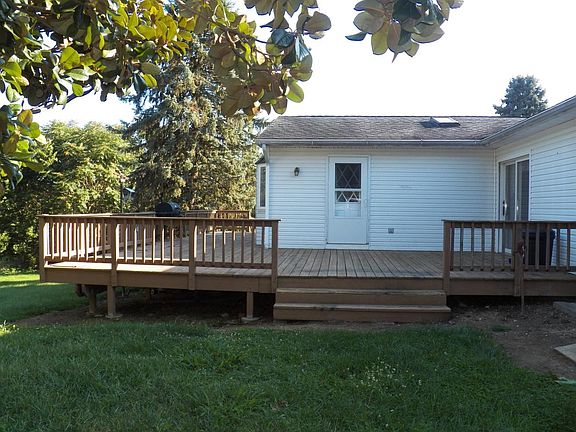 Back yard w/wrap-around deck