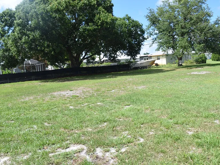 1881 SE Airoso Blvd — Photo 19