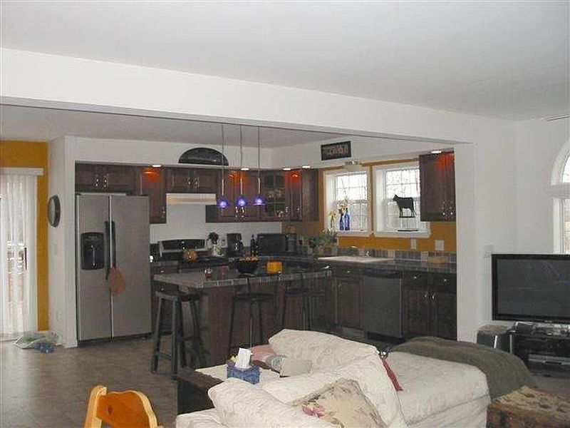 5th image of 422 BROWNVILLE Road