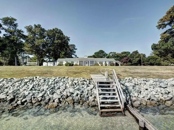 898 Stove Point Rd, Deltaville, VA 23043