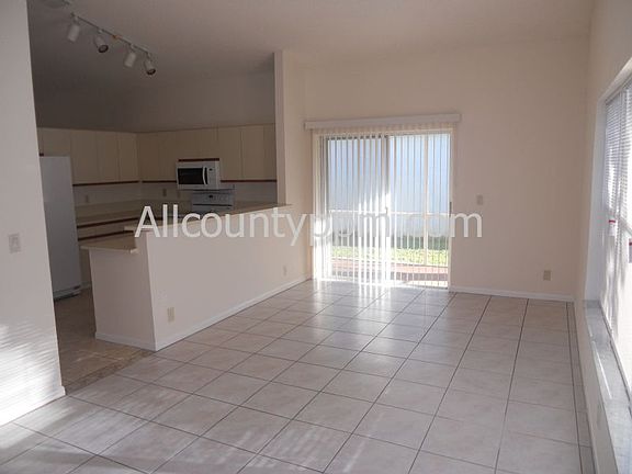 5th image of 201 W Riverbend Dr