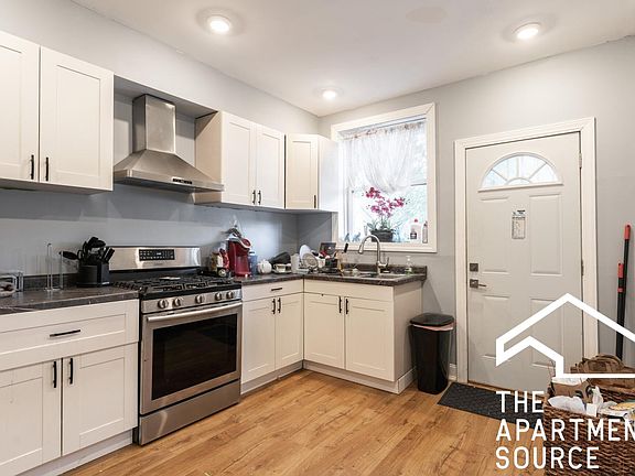 2nd image of 2834 W Lyndale St APT 1