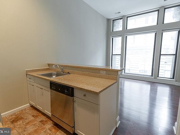 4th image of 1411-1 Walnut St #305