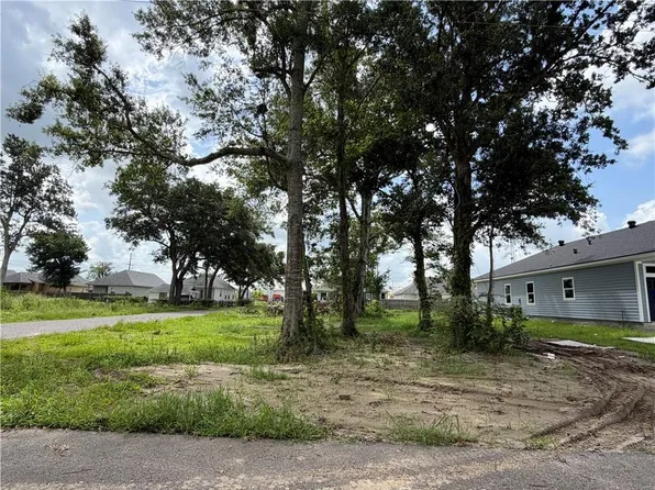 411 E 1st St, Belle Chasse, LA 70037