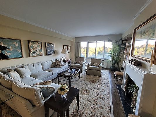 3rd image of 40 Central Park S #8DE