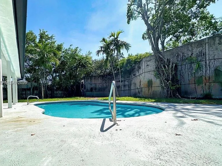 21020 NE 18th Ct — Photo 9