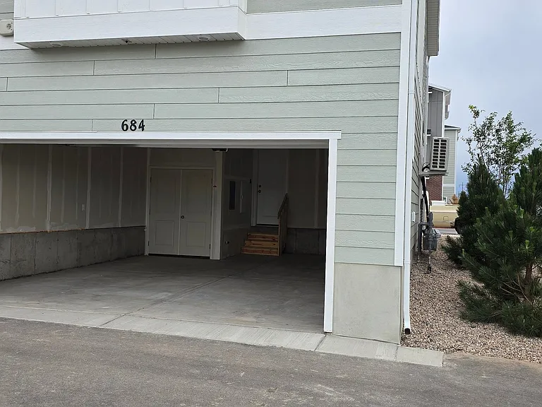 684 W Empress St — Photo 16