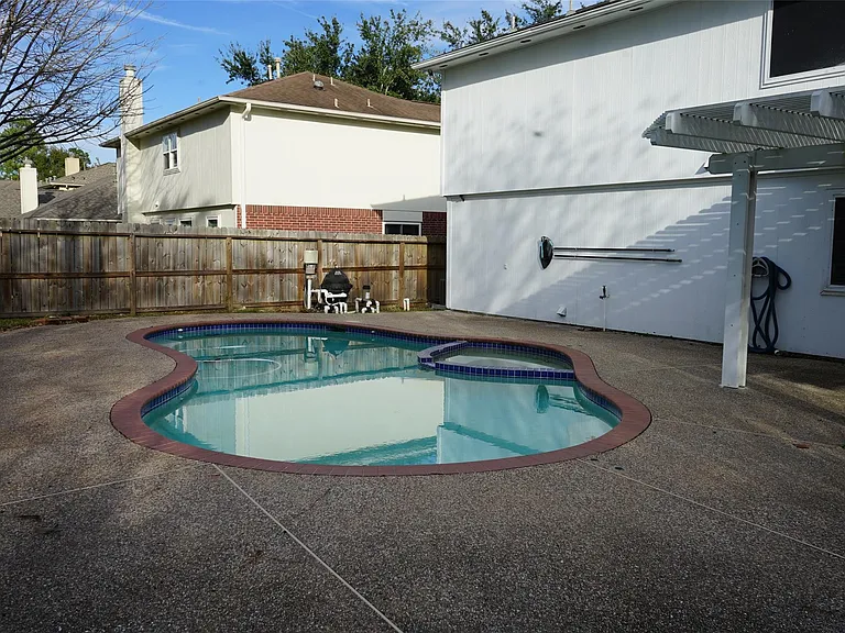 18807 Timbers Dr — Photo 2