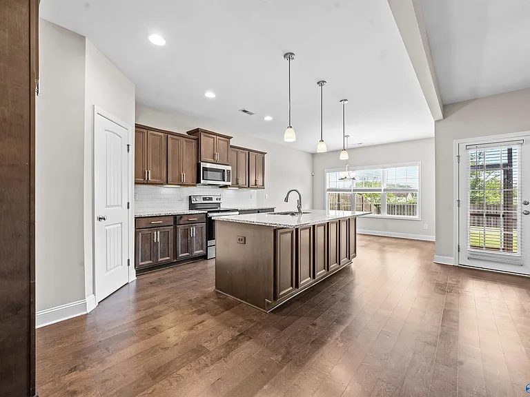 104 Erskin Parcus Dr — Photo 9