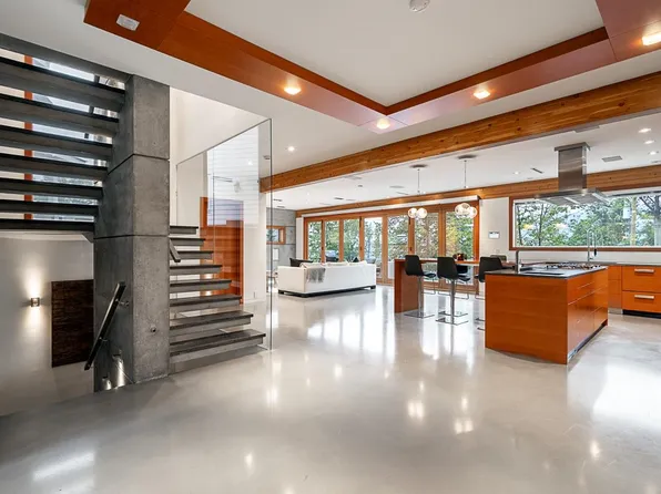 7317 Barnet Rd, Burnaby, BC V5A 1E5