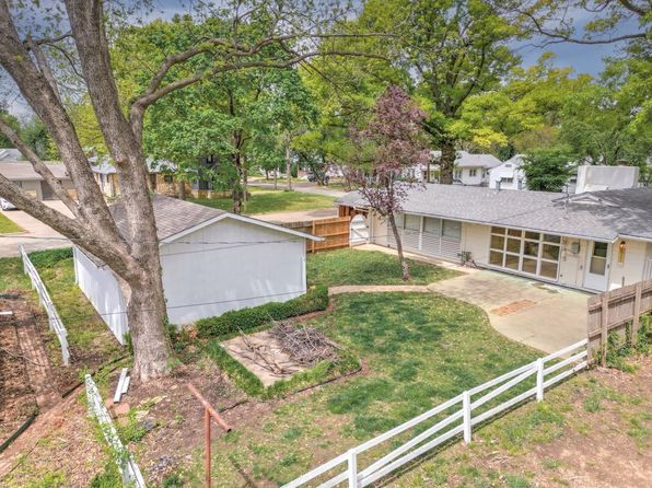 1005 E 15th Ave, Winfield, KS 67156