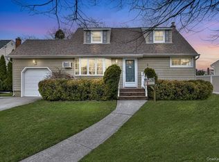 20 Willow Drive, Massapequa Park, NY