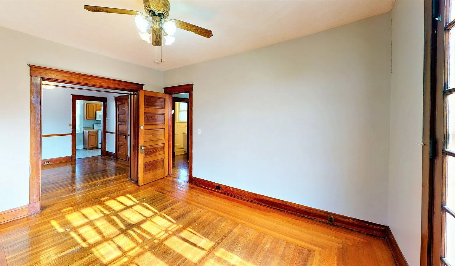 5 bed, 1.5 bath, $4,000 — Photo 2
