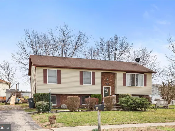 22 Dogwood Ln, Hanover, PA 17331