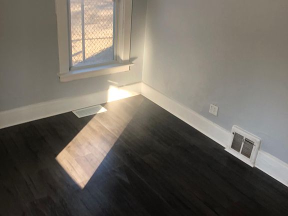4th image of 951 W 11th St #1B