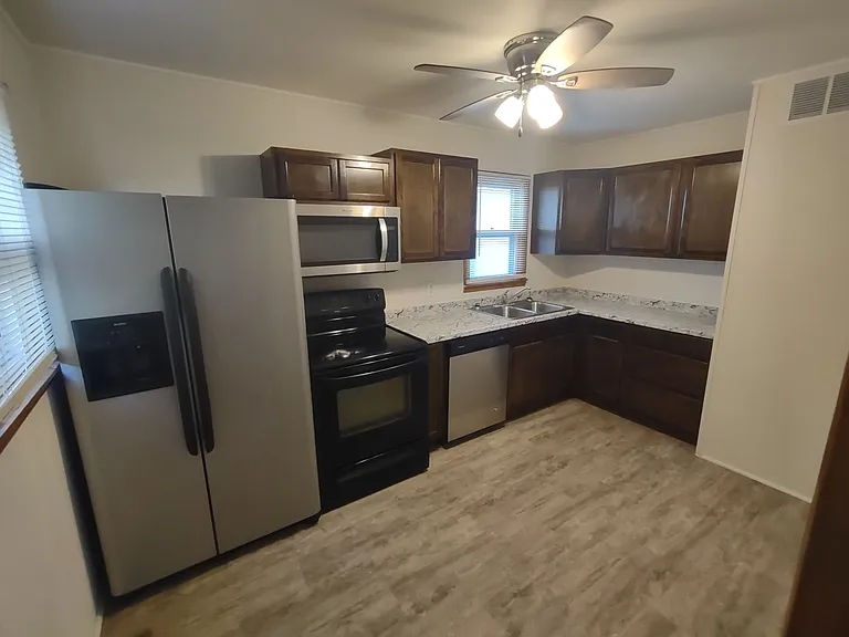 1609 N Eisenhower Dr — Photo 5