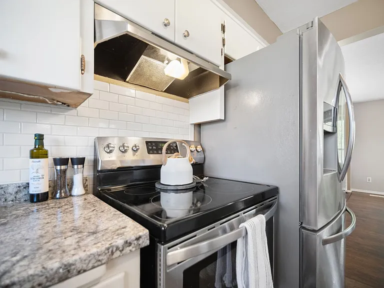 107 E Regina Ave — Photo 13