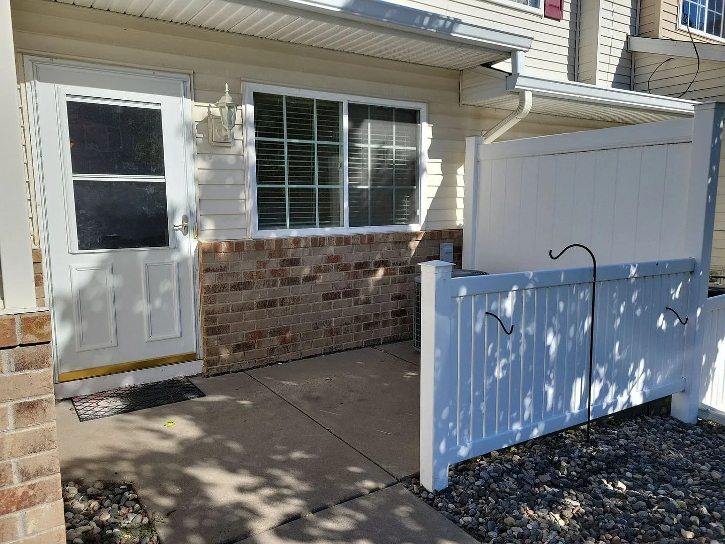 2 Level Townhouse — Photo 2