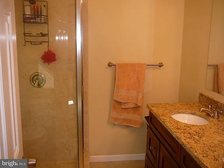 231 Vine Pl — Photo 4