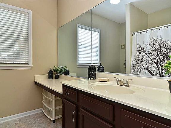 4th image of 3106 Caroline Cres