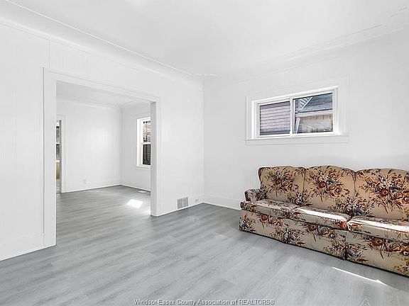 5th image of 2366 Howard Ave