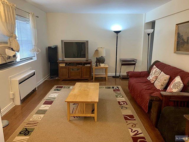 1st image of 401 Park Pl APT 1C